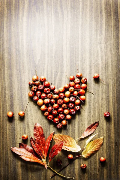 Coração Cerejas Bonito Com Folhas Outono Fundo Madeira — Fotografia de Stock