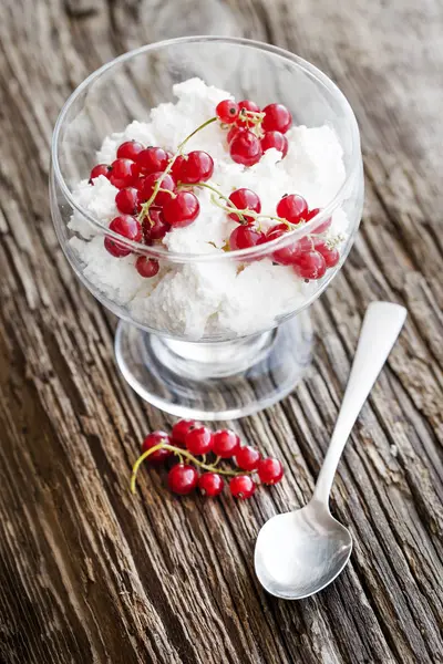 Helado Blanco Tazón Cristal Con Bayas Rojas Cuchara Mesa Madera —  Fotos de Stock