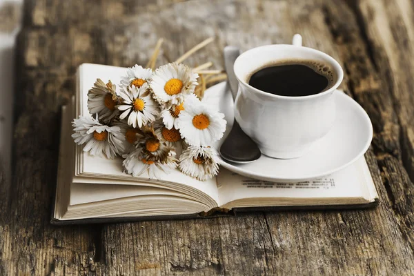 Närbild Bild Nybryggt Kopp Med Bok Och Blommor — Stockfoto