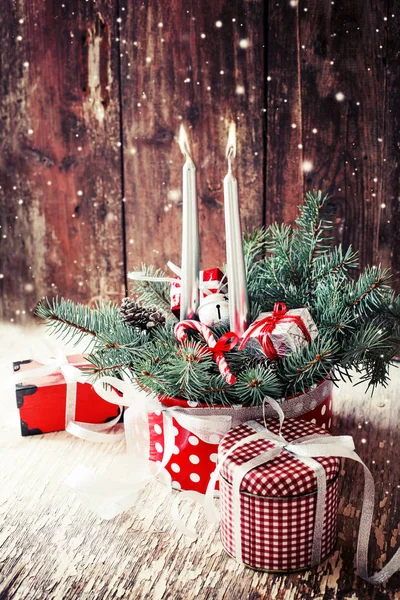 Nahaufnahme Von Kerzen Und Tannenzweigen Weihnachtsschmuck Vintage Stil Über Holzgrund — Stockfoto