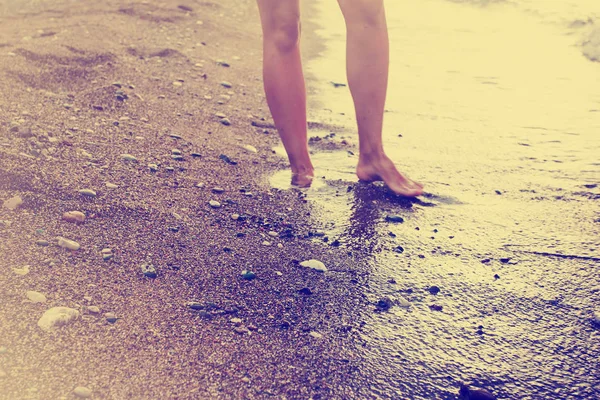 Visão Seção Baixa Pés Nus Femininos Areia Praia — Fotografia de Stock