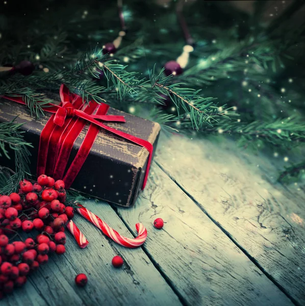 Fondo Navideño Con Caja Regalo Decoración Festiva Nieve Sobre Mesa —  Fotos de Stock