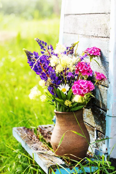 Bukiet Kolorowy Świeże Dzikich Kwiatów Wazonie Drewnianą Ścianę — Zdjęcie stockowe