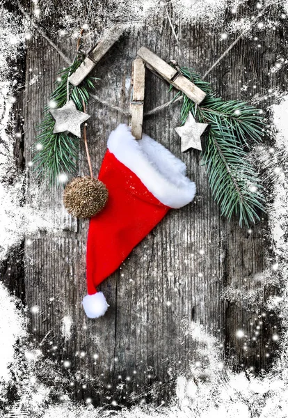ビンテージ スタイルの木製の背景の上に掛かっているロープでクリスマス装飾のクローズ アップ ビュー — ストック写真