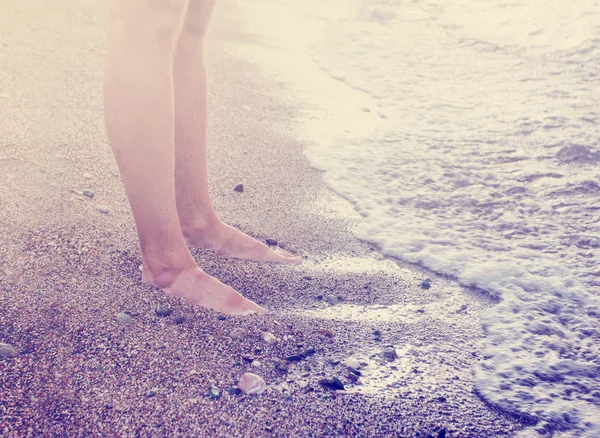 Χαμηλή Τομή Του Γυναικεία Γυμνά Πόδια Στην Άμμο Στην Παραλία — Φωτογραφία Αρχείου