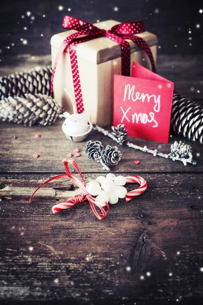 木製の背景に休日の装飾に包まれたクリスマスのギフトのクローズ アップ ビュー — ストック写真
