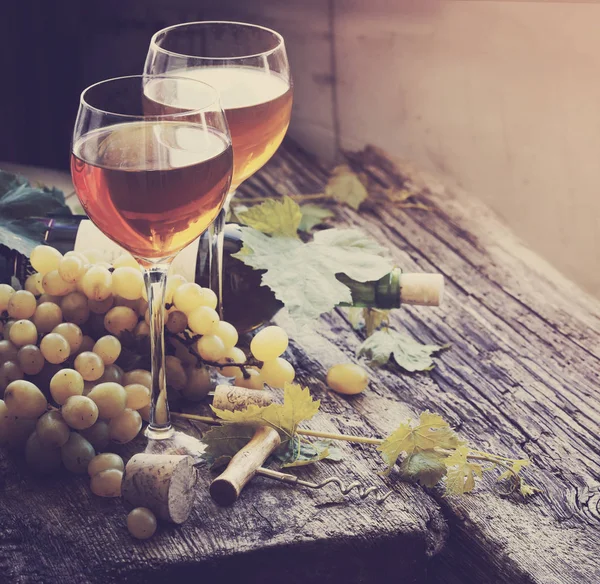 Bouteille Vin Avec Verres Raisins Bouchons Sur Table Bois — Photo