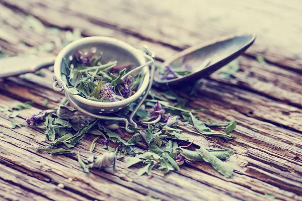 Vue Rapprochée Des Herbes Thé Sec Sur Fond Bois — Photo