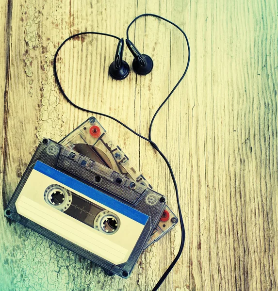 Casetes Coloridos Con Auriculares Sobre Fondo Madera — Foto de Stock