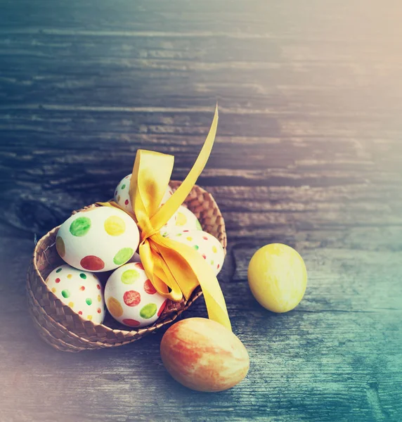 Uova Pasqua Dipinte Colorate Con Nastro Nel Cestino Sul Tavolo — Foto Stock