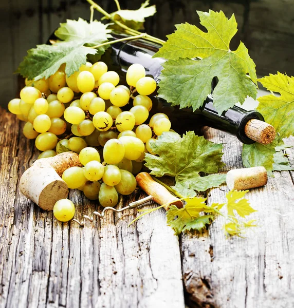 Flaska Vitt Vin Druvmust Och Korkar Träbord — Stockfoto