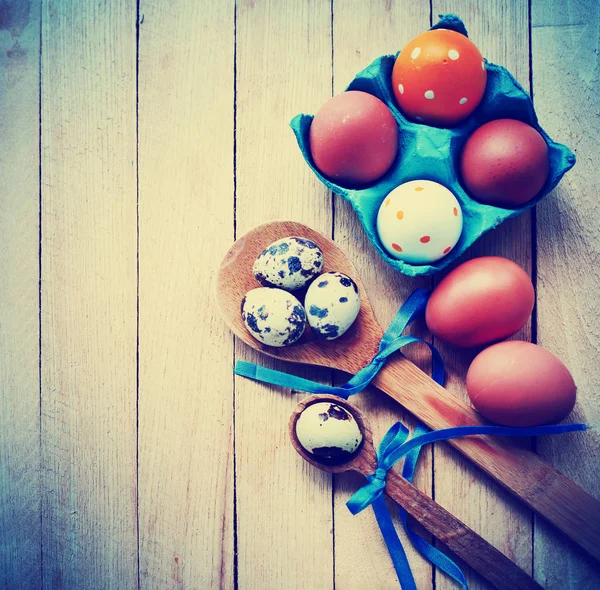 Κάτοψη Του Πασχαλινά Αυγά Στο Κουτάλια Στο Φόντο Ξύλινη — Φωτογραφία Αρχείου