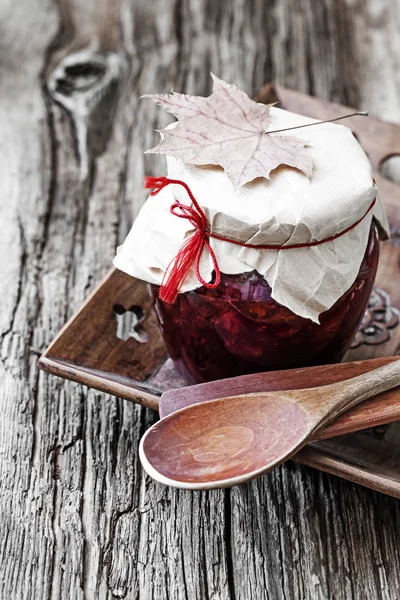 Sezónní Berry Jam Konzervované Jar Dřevěné Nádobí Stole — Stock fotografie