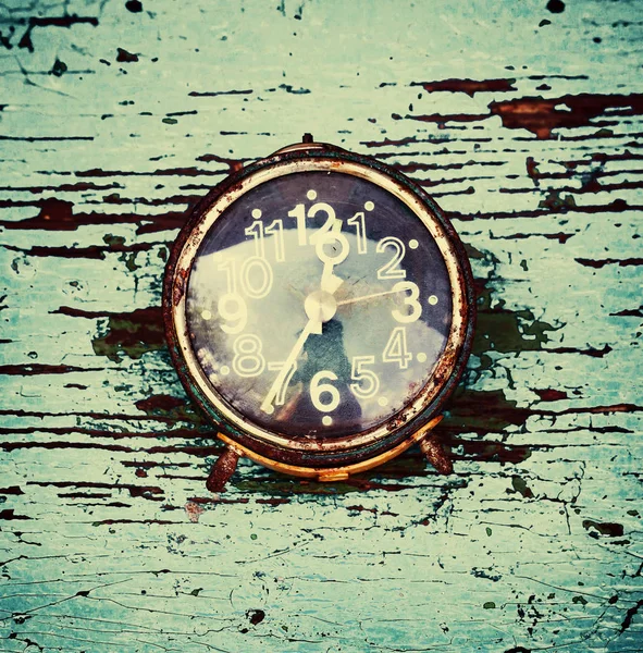 Старые Винтажные Часы Деревянном Погодном Столе — стоковое фото