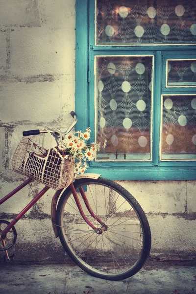 Vue Rapprochée Panier Avec Des Fleurs Camomille Accrochées Vélo Vintage — Photo