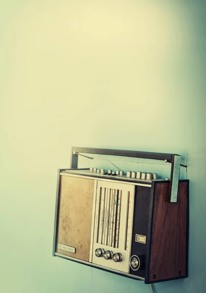 ボタンと白い壁の背景にアンテナとレトロなラジオ プレーヤー — ストック写真