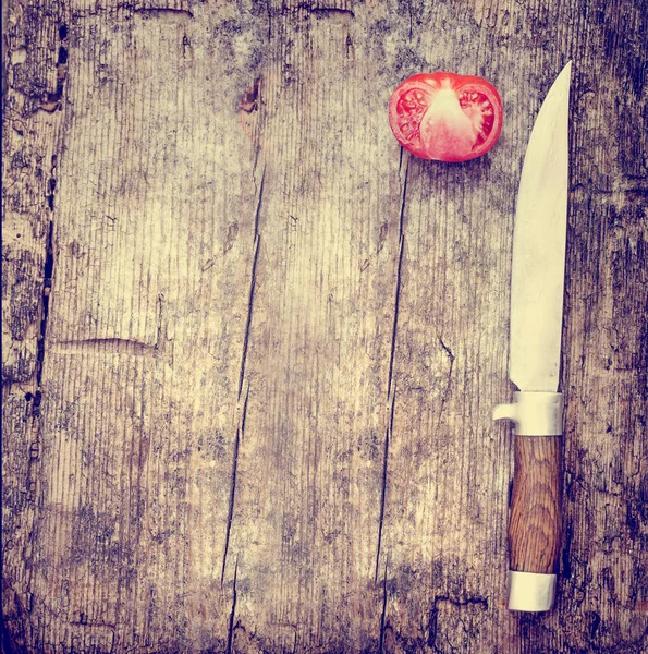Закрыть Нож Помидор Деревянном Столе — стоковое фото