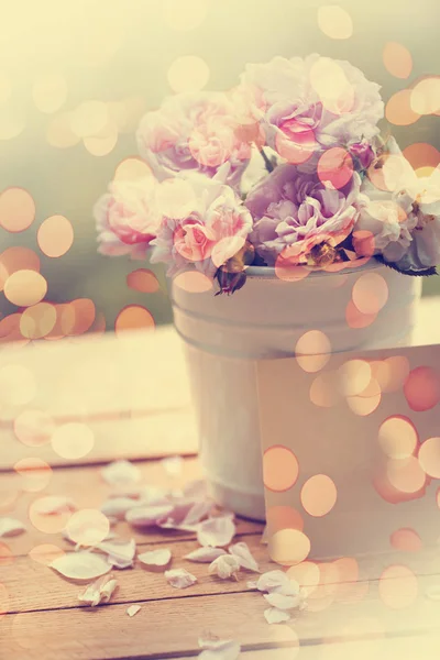 Elegante Roze Pioenrozen Witte Emmer Houten Tafel Buiten — Stockfoto