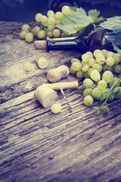 Flaska Vitt Vin Druvmust Och Korkar Träbord — Stockfoto