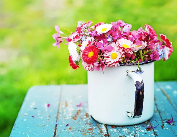 Bouquet Fiori Selvatici Colorati Tazza Metallo Tavolo Legno — Foto Stock