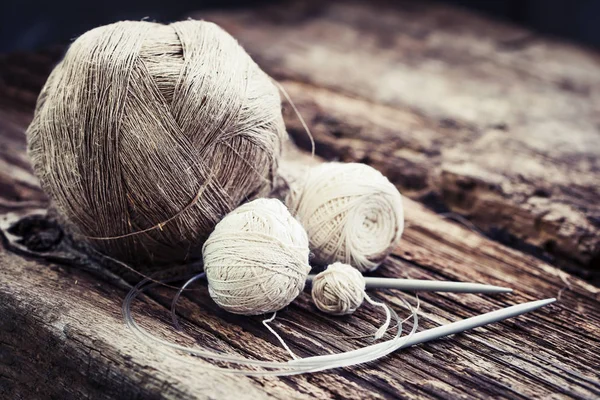 Nahaufnahme Von Stricknadeln Und Garn Über Holztisch — Stockfoto