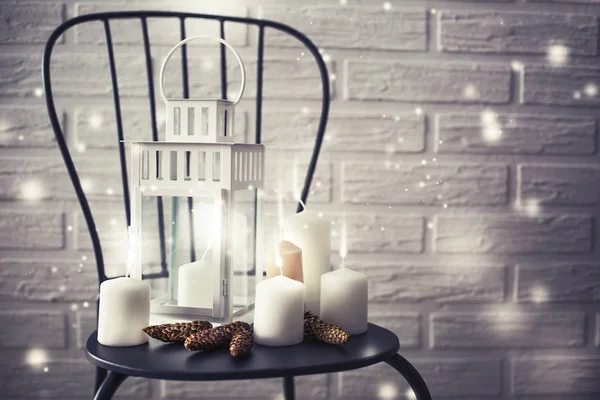 在椅子上的复古风格的蜡烛和圣诞装饰品特写镜头视图 — 图库照片