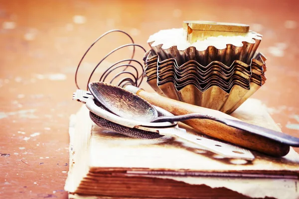 Équipement Manuel Boulangerie Sur Vieux Livre Vintage Sur Table Bois — Photo