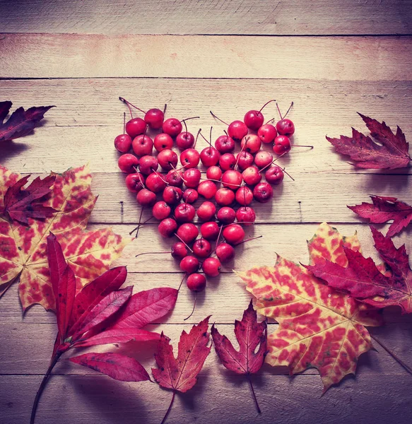 Χαριτωμένο Κεράσια Καρδιά Φθινόπωρο Φύλλα Φόντο Ξύλινη — Φωτογραφία Αρχείου