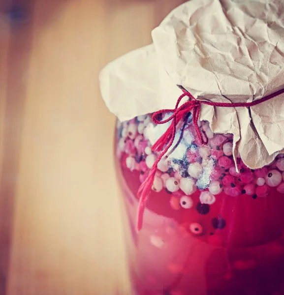 Seizoensgebonden Berry Compote Blik Pot Houten Tafel — Stockfoto