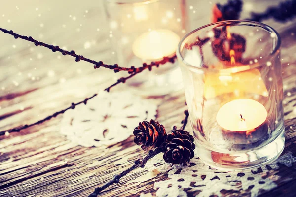 特写镜头的蜡烛在玻璃和杉木树锥 圣诞节装饰在老式风格在木背景 — 图库照片