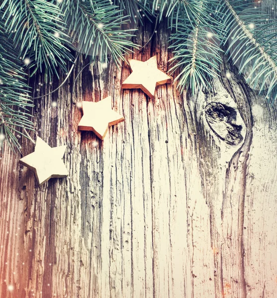 モミの枝や木製の背景にクリスマス装飾的な星 — ストック写真