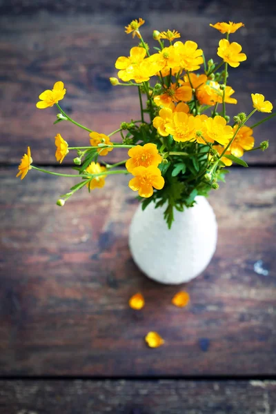Ramo Flores Amarillas Verano Jarrón Sobre Superficie Madera —  Fotos de Stock