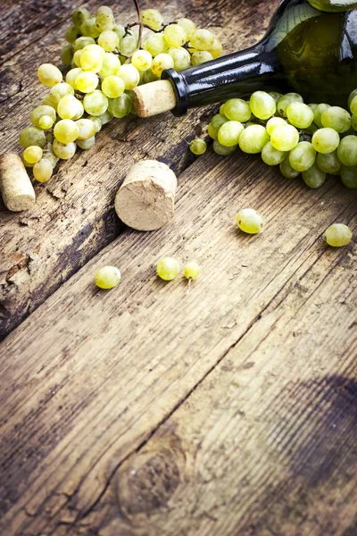 Närbild Bild Grön Vinflaska Med Druvor Träbord — Stockfoto