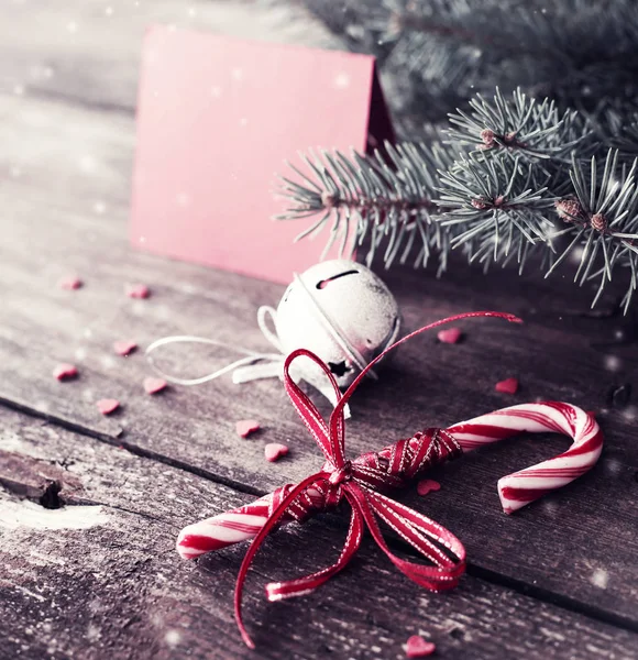 Lege Rode Wenskaart Met Pine Tak Kerst Decoratie Houten Achtergrond — Stockfoto