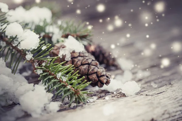 Close Beeld Van Dennenappels Sneeuw Als Kerstversiering Houten Achtergrond — Stockfoto