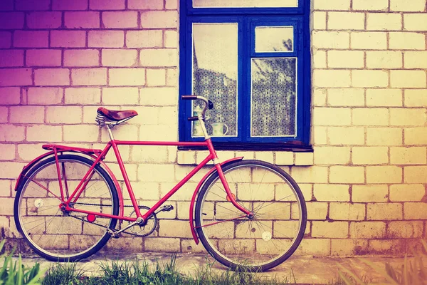 Retro Fahrrad Hausfenster Geparkt — Stockfoto
