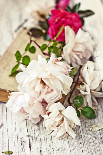 Rosas Peonía Recién Cortadas Con Libro Sobre Mesa Madera Mal —  Fotos de Stock