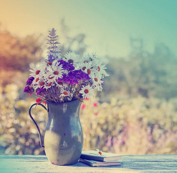 Wilde Bloemen Vaas Staan Houten Tafel Met Wazig Natuur Achtergrond — Stockfoto