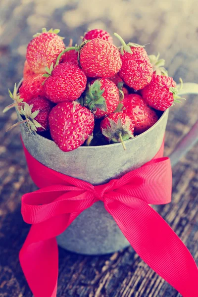 Verse Rijpe Aardbeien Metalen Pot Met Rood Lint Strik Houten — Stockfoto