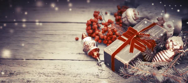木製の背景にビンテージ スタイルの果実とカラフルなクリスマスの装飾のクローズ アップ ビュー — ストック写真