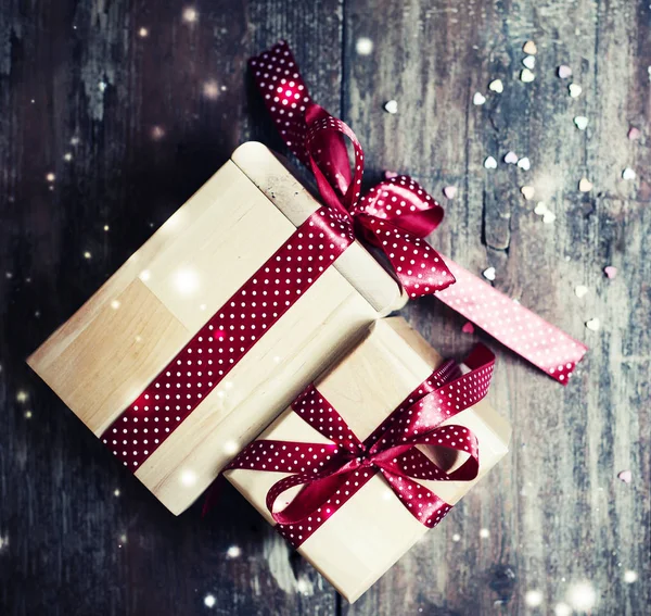 Nahaufnahme Von Verpackten Weihnachtsgeschenken Mit Weihnachtsdekoration — Stockfoto