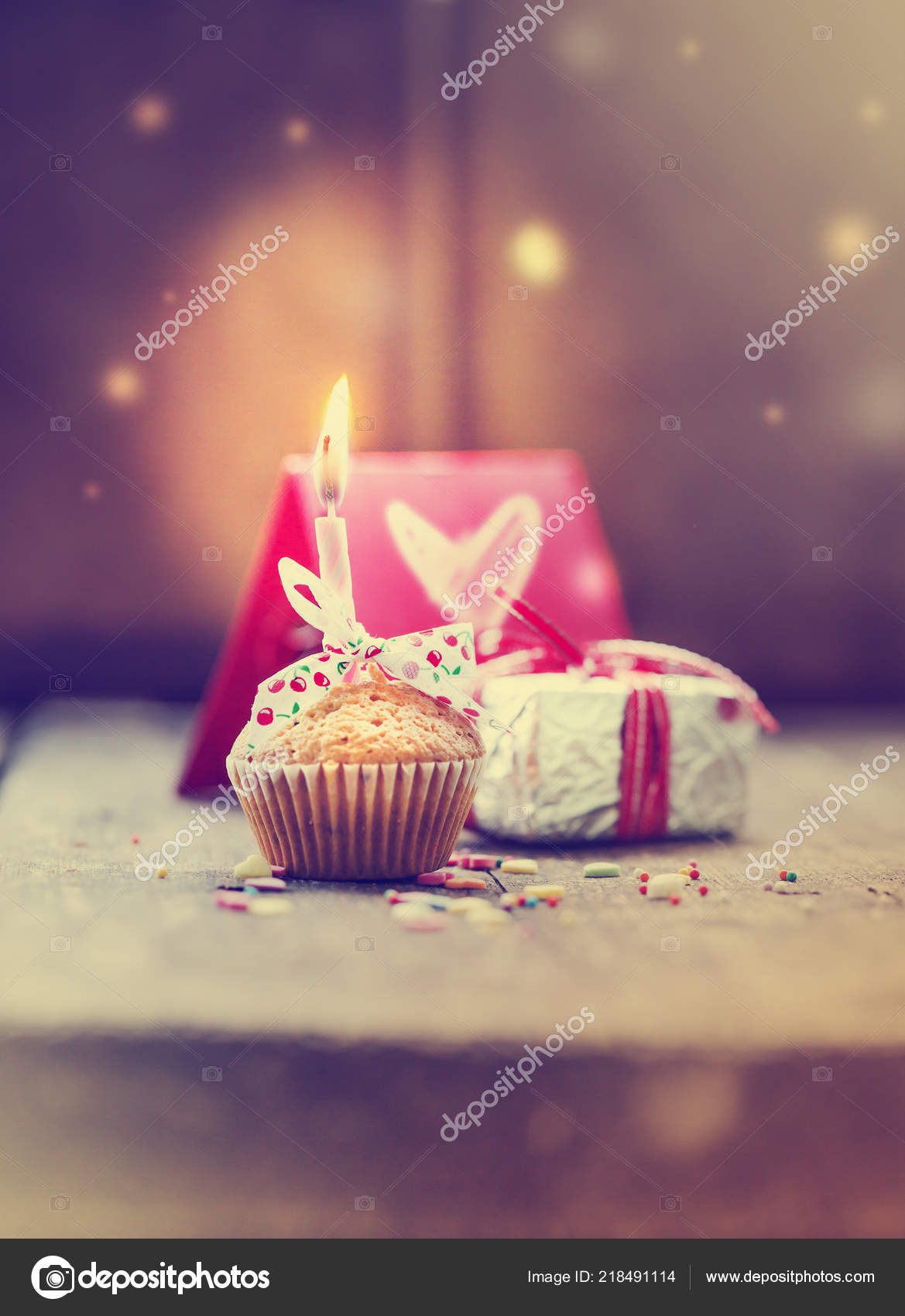 Vista Primer Plano Cupcake Con Velas Coloridas Decoraciones Navidad Estilo  — Foto de stock #218491114 © avgustin, image size:1169x1700