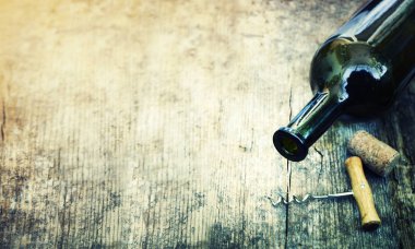 ahşap masa üzerinde yeşil şarap şişesi grungy renklerde açıldı