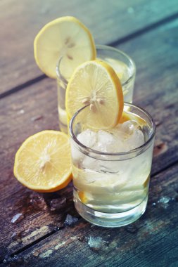 Limonata ahşap arka plan buz ve limon dilimleri ile
