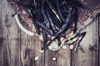 ahşap arka plan üzerinde siyah fasulye closeup görünümü