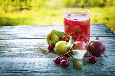 kavanoz reçel ve ahşap masa üzerinde meyve ile görünümünü portre