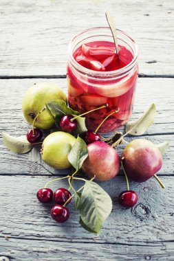 kavanoz reçel ve ahşap masa üzerinde meyve ile görünümünü portre