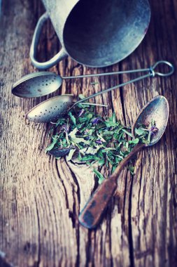 Kuru çay otlar ahşap arka plan üzerinde closeup görünümü