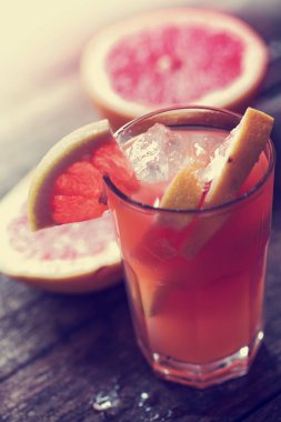 Greyfurt limonata ahşap masa üzerinde buzlu cam