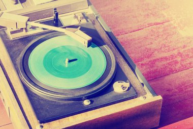 vintage vinil plak çalar ahşap arka plan üzerinde görünümünü portre